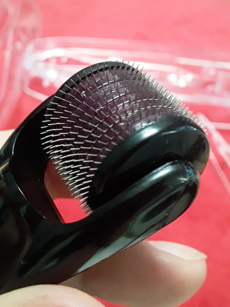 Сам мезороллер целый, немного поцарапаный и пыльный, коробка в дребезки. Уважаемый продавец, такие вещи хорошо бы хотя бы в пленку заматывать😑