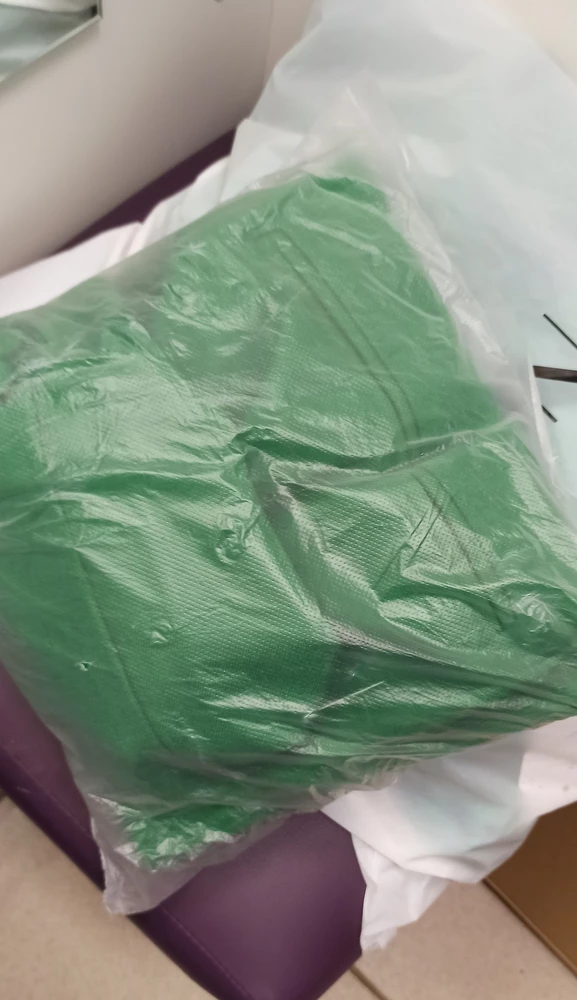 Сшит неплохо, модель прикольная, но упаковка просто печаль и сама ткань слишком скрипучая, хоть и плотная, но мне в таком пиджаке за пару минут в примерочной было как в целлофане душно. Да и размер большемерит, хоть и оверсайз, но рукава уж слишком длинные, а у меня руки не короткие.
В общем на любителя вещь.