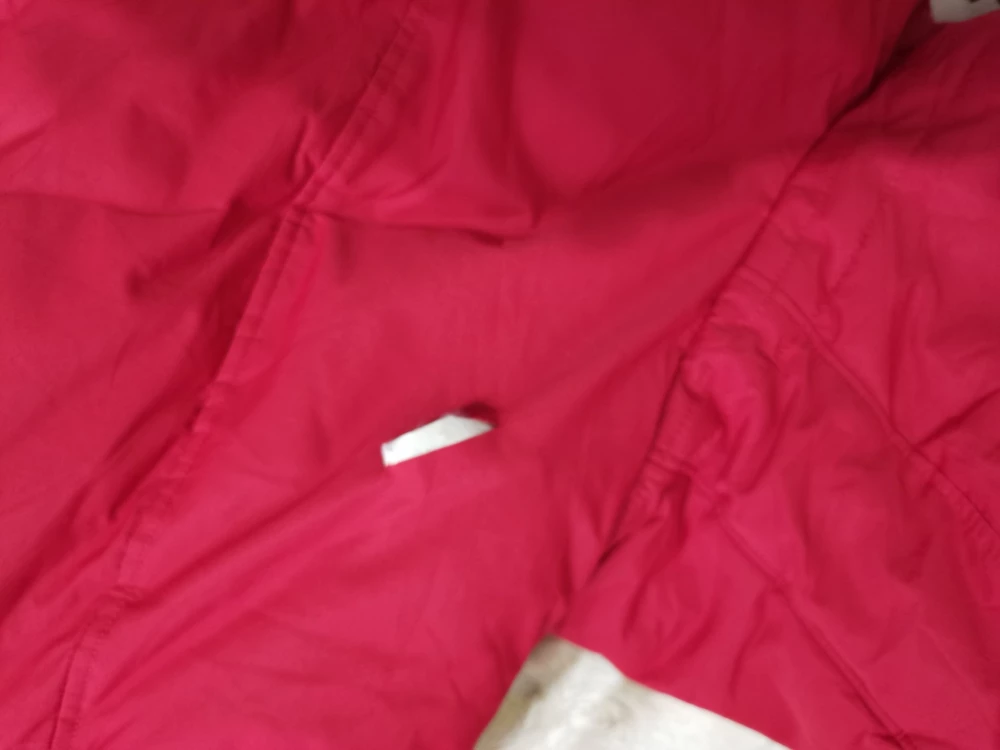 Куртка порезана на спине, что пытались скрыть проклейкой, явно был возврат, бирка оторванная и смятая лежала в кармане