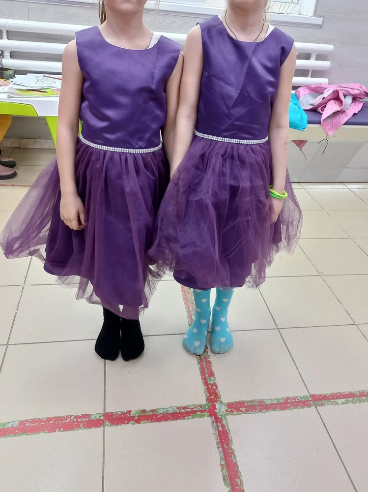Платье неплохое, но по цвету не такое яркое , как на картинке.... Оставили, потому что детям на выпускной нужны именно темно- фиолетовые платья.