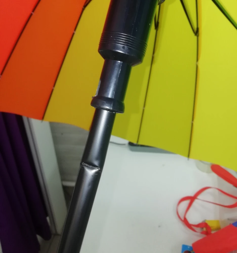 У зонта сломана палка, отказ по браку. Заказала ещё раз такой зонт, может повезёт и прийдёт целый. Снимите этот уже с продажи, куча отзывов про сломаную палку.