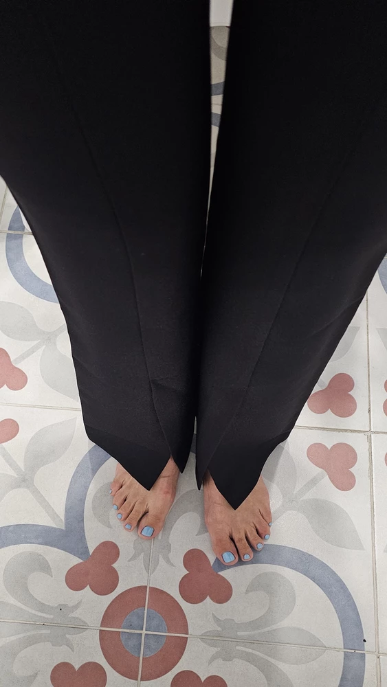 Довольна качеством пошива и самой ткани 👍фасоном, понравилось ещё,  что брюки подошли на мой рост 161 см! Правда, по размеру - тесно, видно по фото, складки набежали спереди.  Закажу побольше.