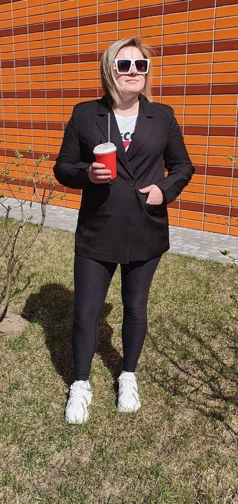 Чудесный женский пиджак из разряда офисной одежды, фасон оверсайз, но классический стиль сохранен. Можно и на работу одеть и вечерний образ сообразить, под платье, например. Пошито идеально. Смотрится отлично. Качество хорошее.