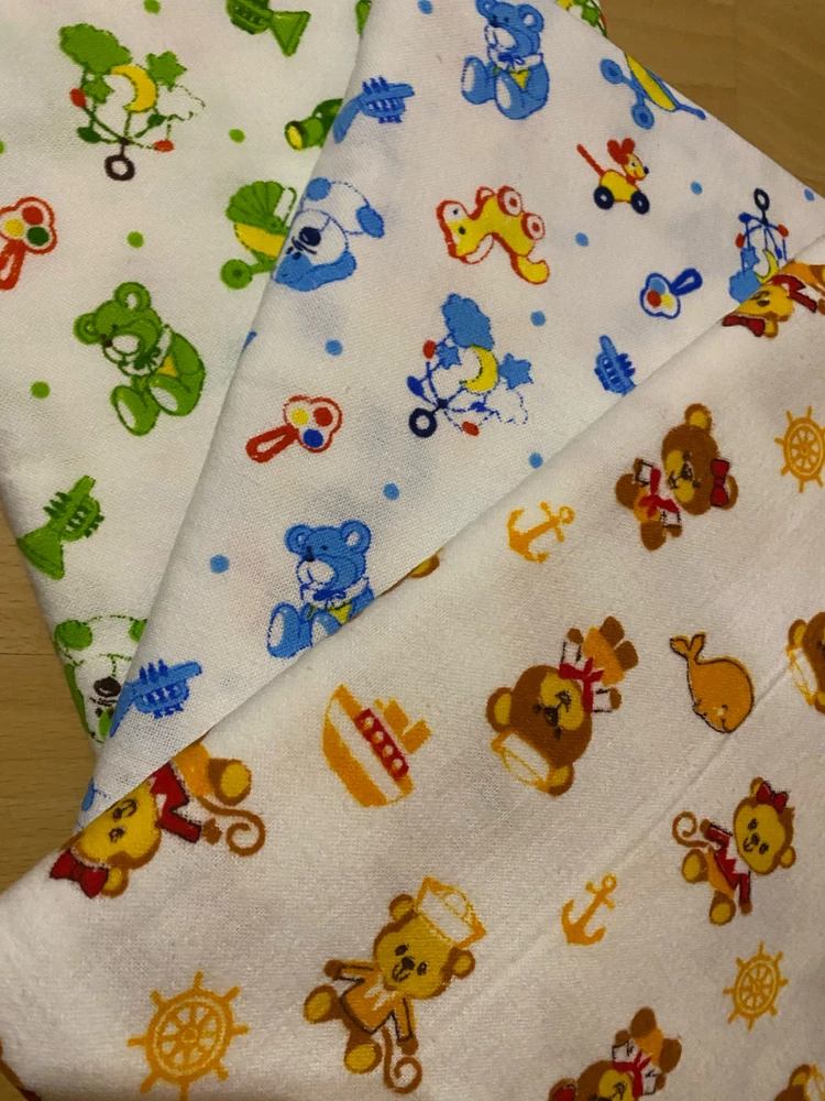 Эти пелёночки заказала уже повторно. У дочери жуткая аллергия на памперсы, спасаемся пеленками. Настоящий 100% хлопок и расцветки суперские , а ещё цена обработанной пелёнки ниже, чем стоимость ткани в магазине, что немало важно! Девочки, рекомендую!