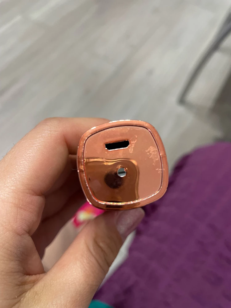 Нет зарядки , место куда вставляется кабель пустое.