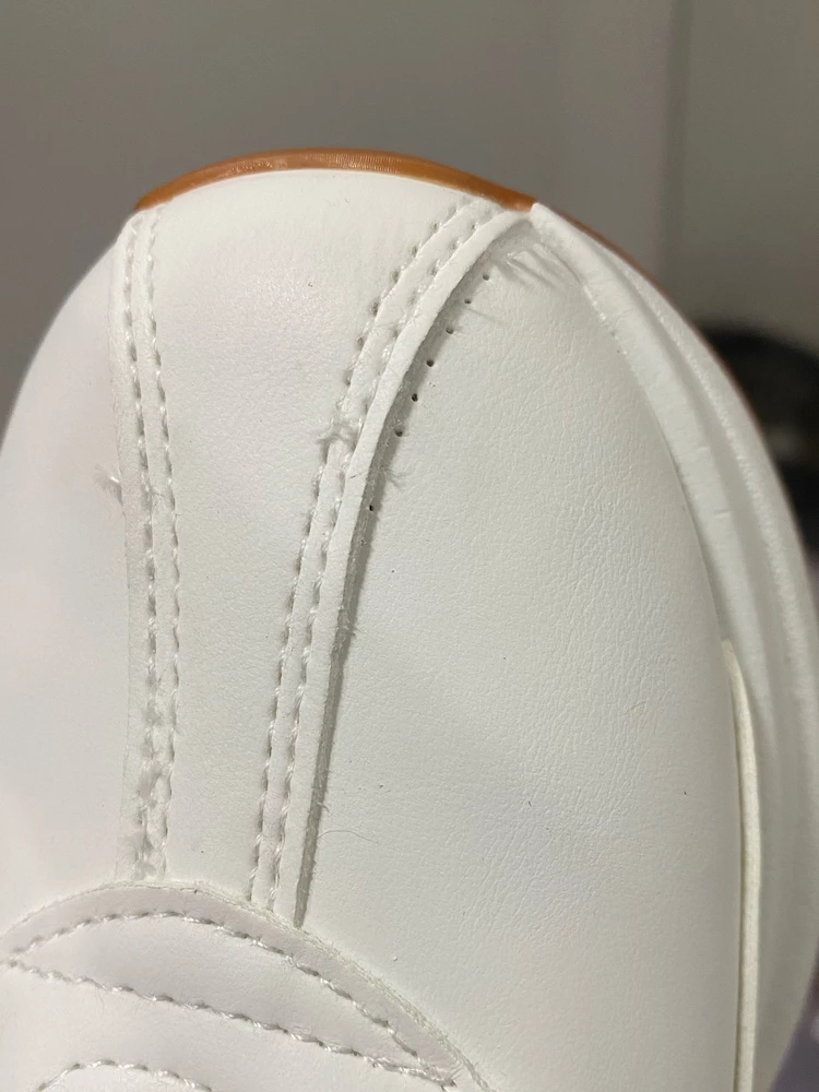 На ноге смотрятся круто. Одна пара такая есть,носятся комфортно. Заказала еще одну пару и очень была огорчена 2 раз приходят с браком! Поэтому 2 звезды, очень жаль