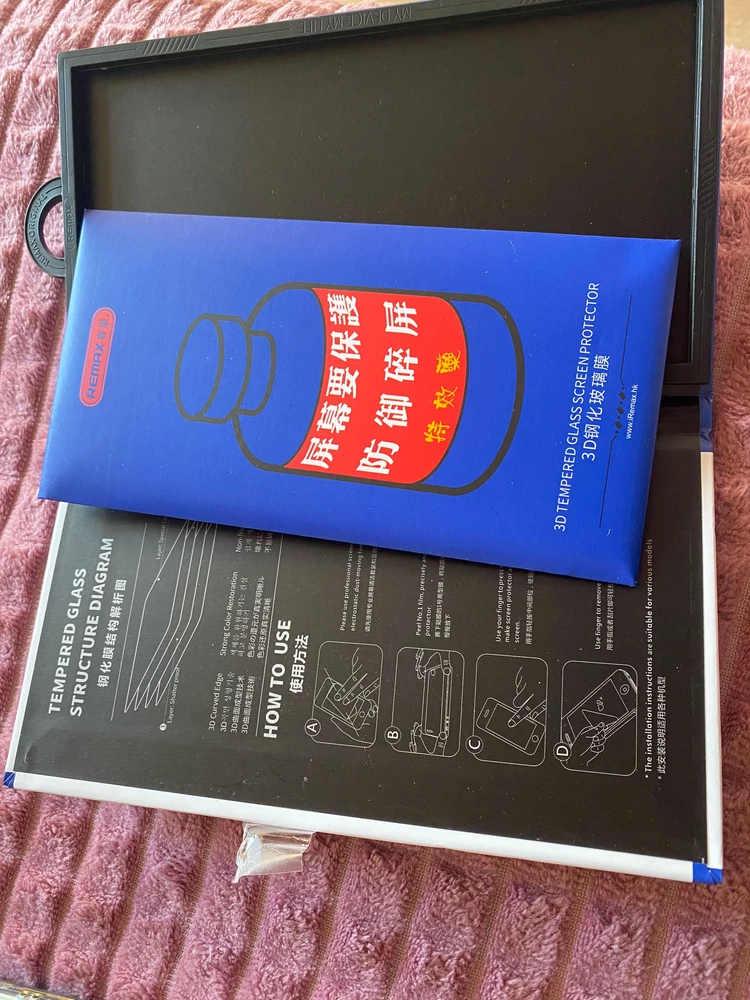 Отличное стекло.Подошло на iPhone 11. Все продумано.Качественная упаковка и наполнение.Разводов и пятен от пальцев  практически не остается при использовании.Товар рекомендую 100%