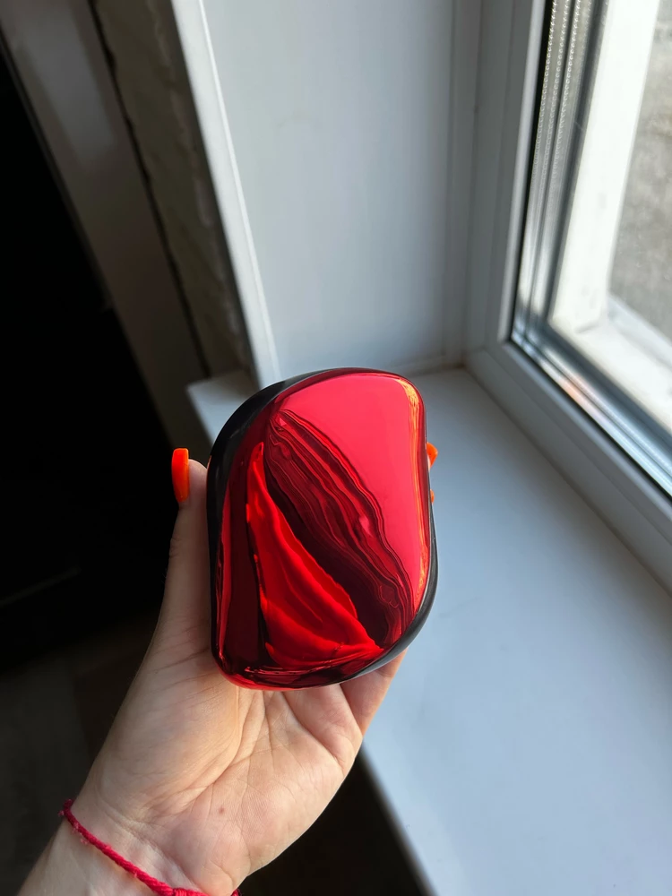 Расцветки очень красивые.Выбрала себе красную, пришла в каких-то косяках, в каких-то царапинах, заляпанная. В деле не использовала ещё.