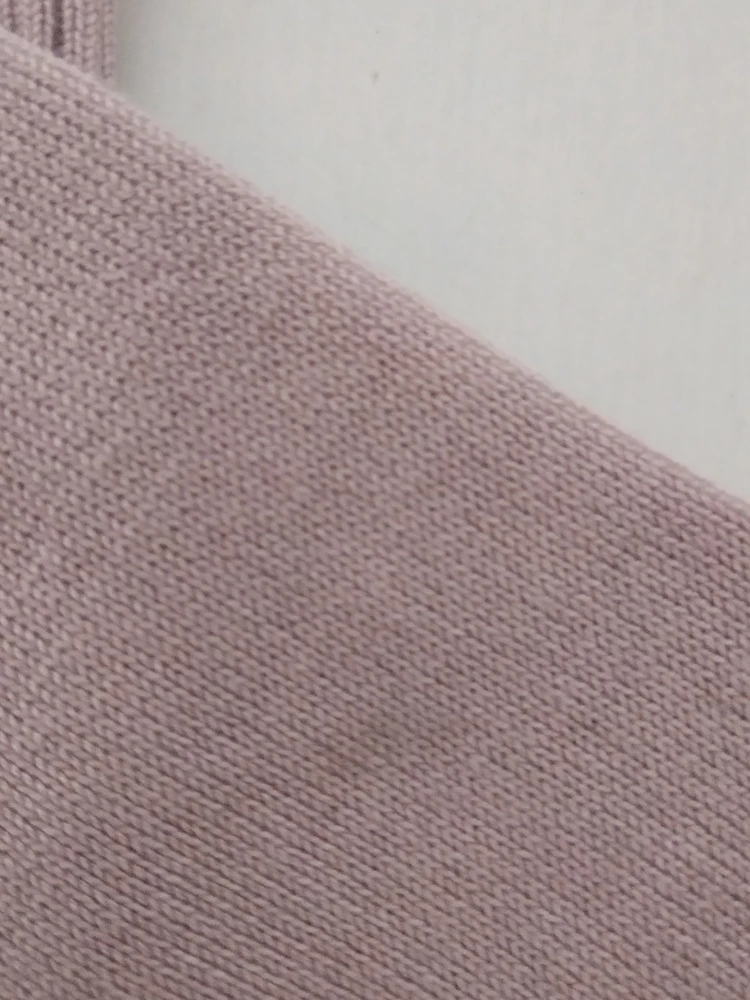 Даже не меряла. Не выкупила ,т.к. имеются пятна! По фактуре приятная.