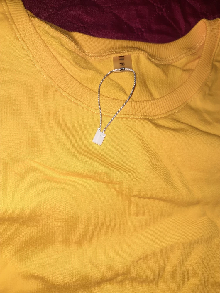 Заказывала костюм размер 46-48,но пришел костюм с сорванной этикеткой,дома померила по сантиметрам это размер 42-44, кто-то специально сдал костюм,сорвав с него этикетку,а был именно нужен 44-48!,теперь цена на него поднялась!!!