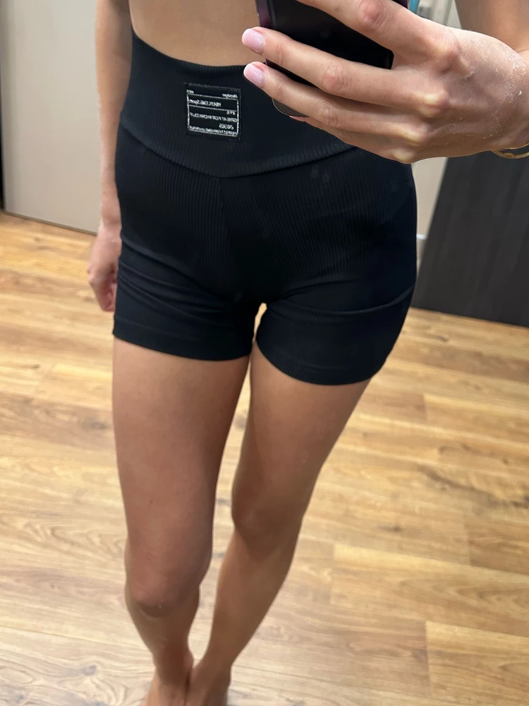 Очень притянутая мягкая ткань, утягивают, комфортно сидят, не сковывают движения.