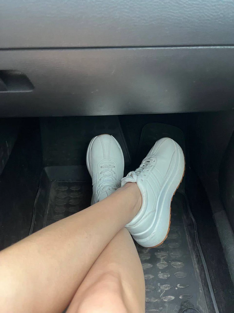 Кеды классные , качество мне понравилось. Удобные и мягкие , уже испытывала в носке. Пришли быстро, в аккуратной упаковке , шнурочки были еще к ним и носки в подарок , приятно 😊