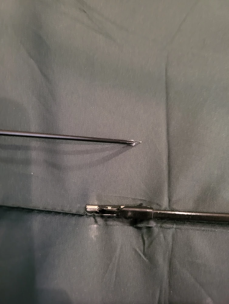 При втором использовании, вывернуло ветром, сломалась спица.