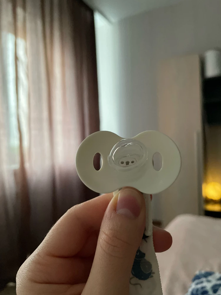 Столько смотрела в пвз, но через плотную упаковку не было заметно , что соска кривая .