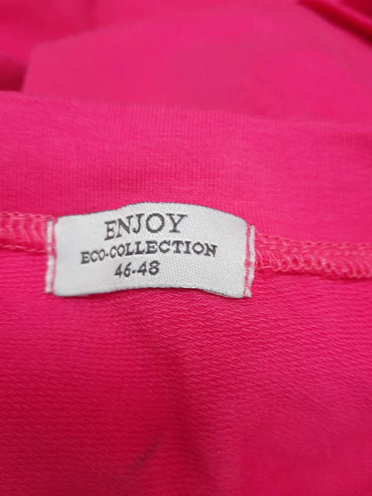 Качество  материала и  исполнение  хорошее. Но костюм пришёл  грязный  и другого  размера  .