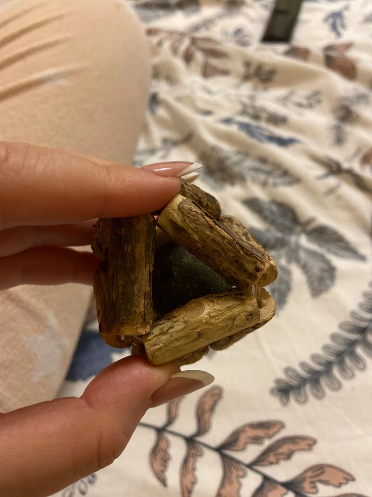 Кот вообще не реагирует. Палочки толстые и сам шарик не особо пахнет. Очень маленький размер.