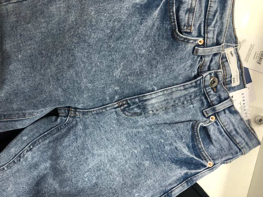 К модели и материалу претензий нет. Но джинсы пришли в белых пятнах…и это явно не рисунок. В магазинах этот цвет представлен без белых пятен! 🤷🏻‍♀️