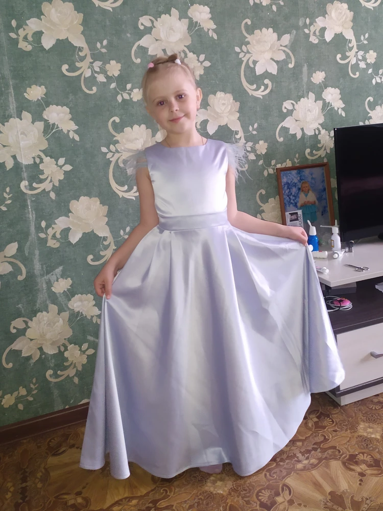 Платье просто шикарное. Лучшее вообще. Единственное очень долгая доставка. Почти 3 недели.