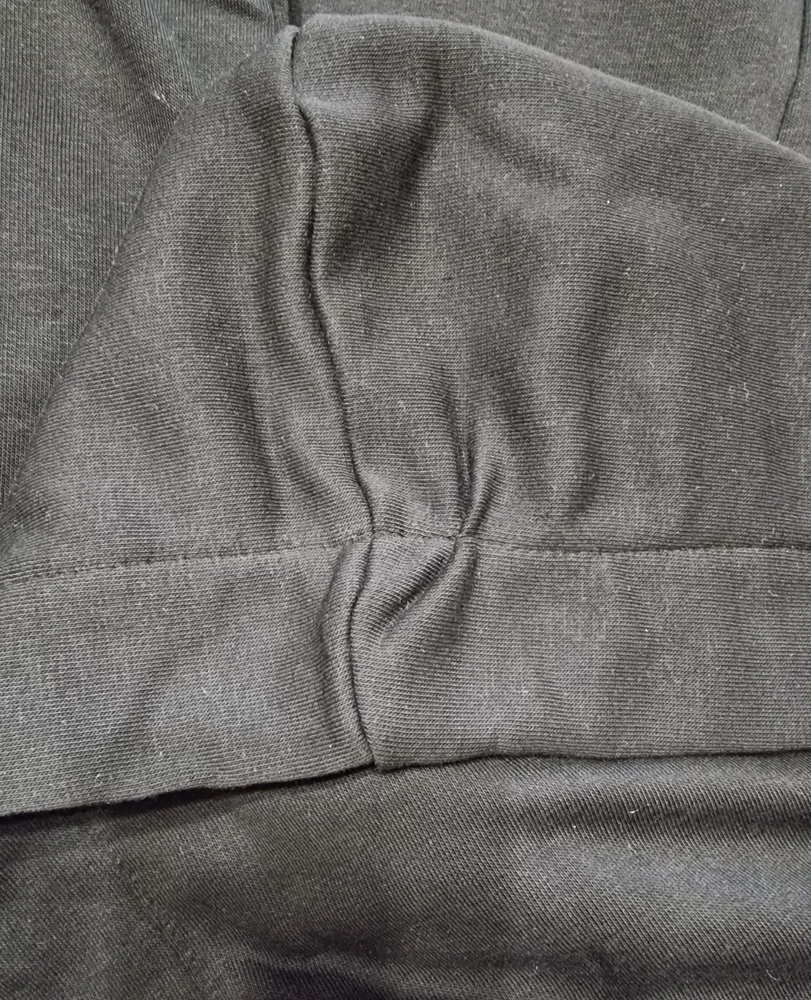 Конкретный брак на капюшоне!!!Еще и высылают такое,а нам платить за возврат...Просто мне уже некогда было возвращать!Очень нужен костюм.До 4го мая другая кофта,увы,прийти не успеет🤨Пришлось оставлять😵‍💫Немного большемерит.Сам костюм норм на каждый день.