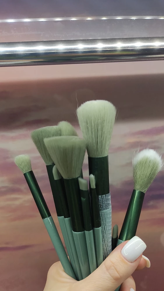 Девочки ,я понимала что за 200р кисти хорошие для макияжа не купить) но я брала для тонировки в рукоделии,мне они подойдут,не знаю долго ли прослужат, но все крупные кисточки линяют. Ставлю твердую тройку. Ещё крупные кисти совсем мягкие. Цвет ворса зелёный. Можно купить девочкам маленьким играть .
