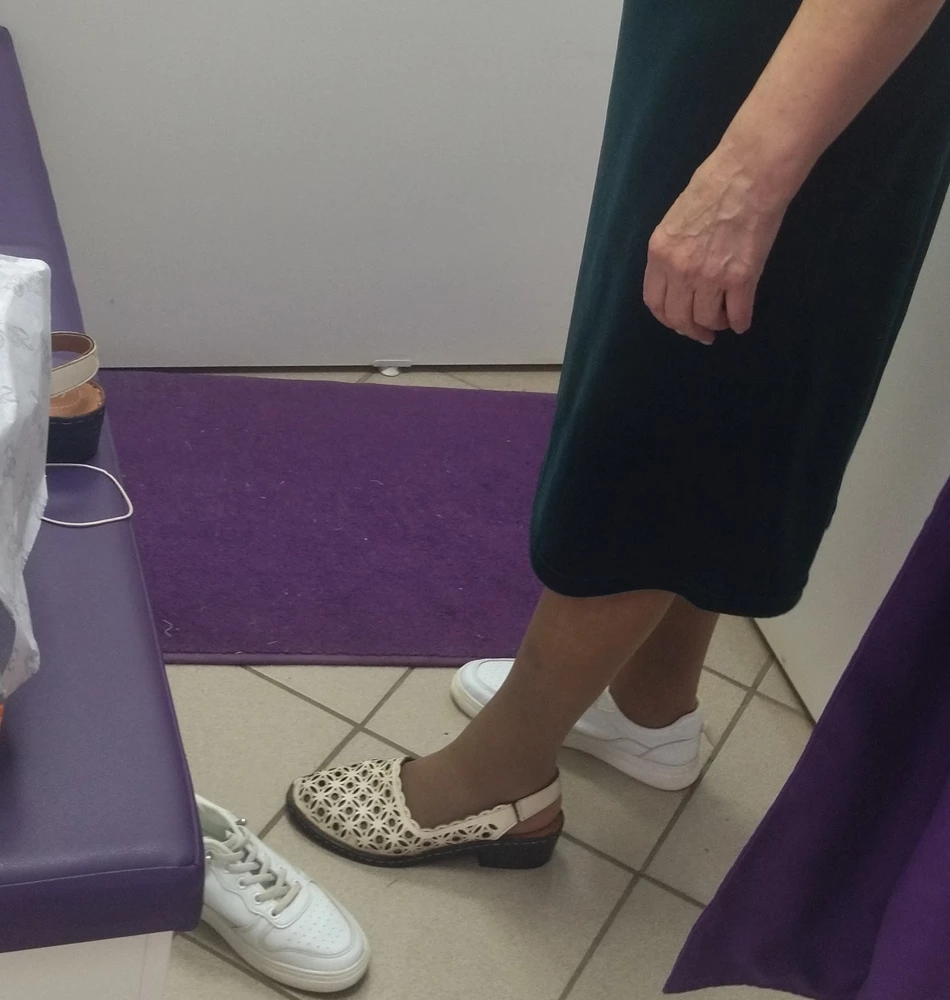 На ноге смотрится красиво, кожа, но не подошёл размер (