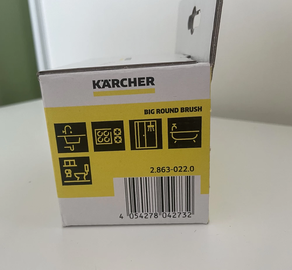 Щетка оригинал, штрих код бьется Германия, пришла в коробке karcher. Щетинки такие же дубовые как и на маленькой (которая шла в комплекте) но при чистке сминаются и возвращаются обратно, в общем видно что качественная. Раковину помыла нормально, ванну мыть керхером неблагодарное занятие, сильно большая площадь да и надо прям тереть, так что я задумалась нужна ли она мне вообще…