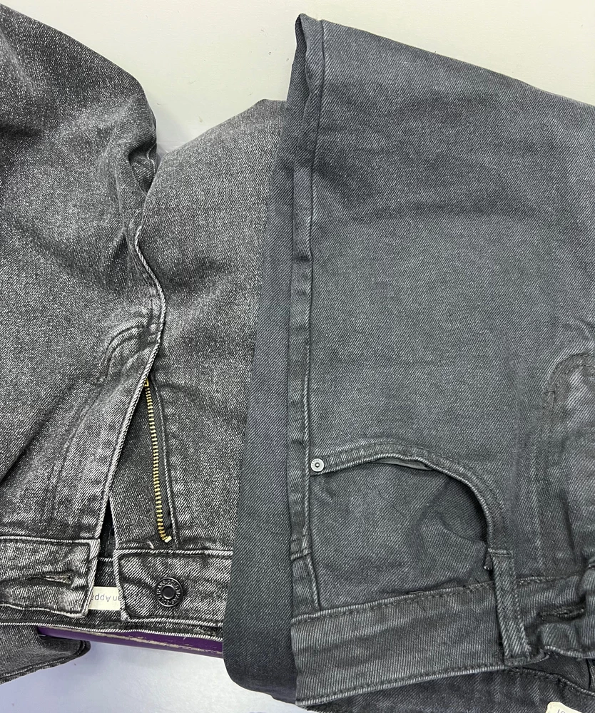 Как могут джинсы одной фирмы, но разного размера, настолько отличаться по цвету?
