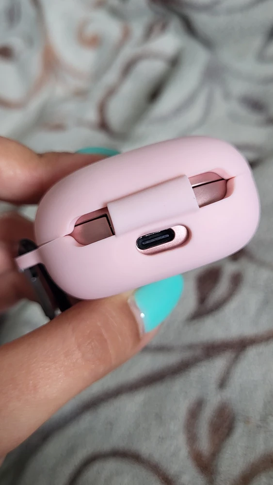 Отверстие под зарядку встало криво, сам чехол сидит очень свободно,  от этого с верхней крышки спадает чехол.