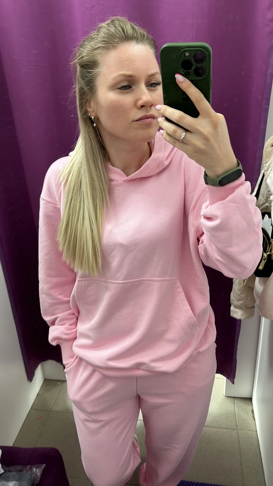 Хороший хлопковый костюм, швы ровные.единственный минус, ворот был в тональнике