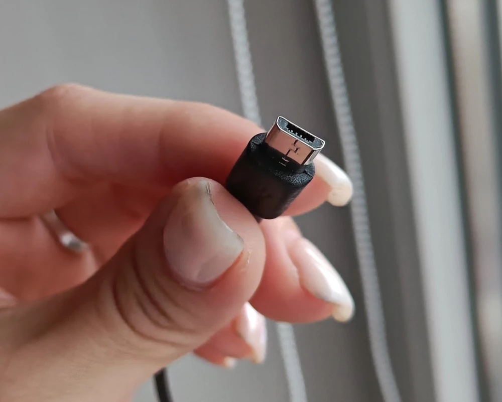 Забавно, наверное, мне положили проводок для зарядки micro usb, а гнездо у мыши type-c 🤷